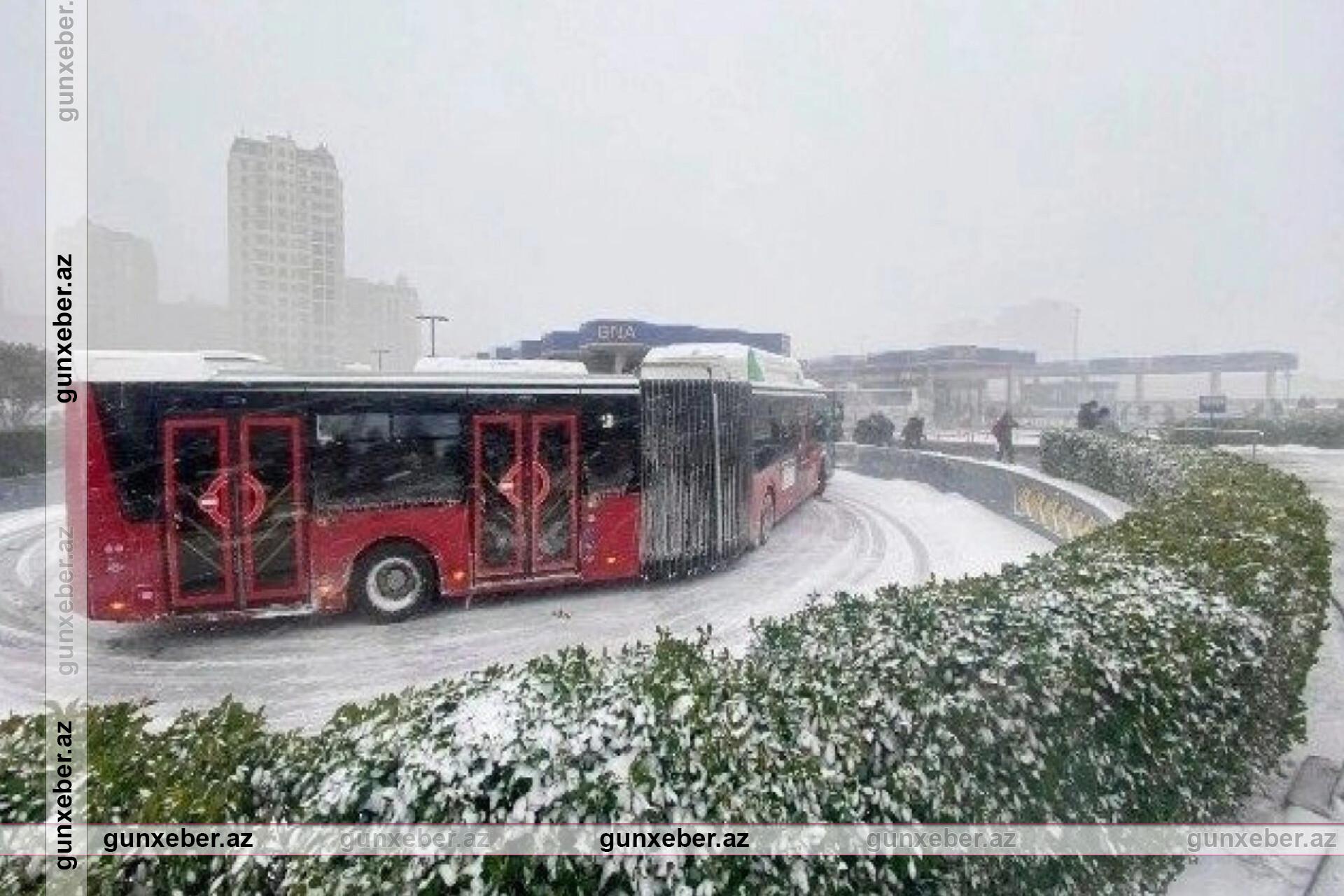 Qarlı havada 40-dan çox avtobus qəzaya düşüb – RƏSMİ AÇIQLAMA