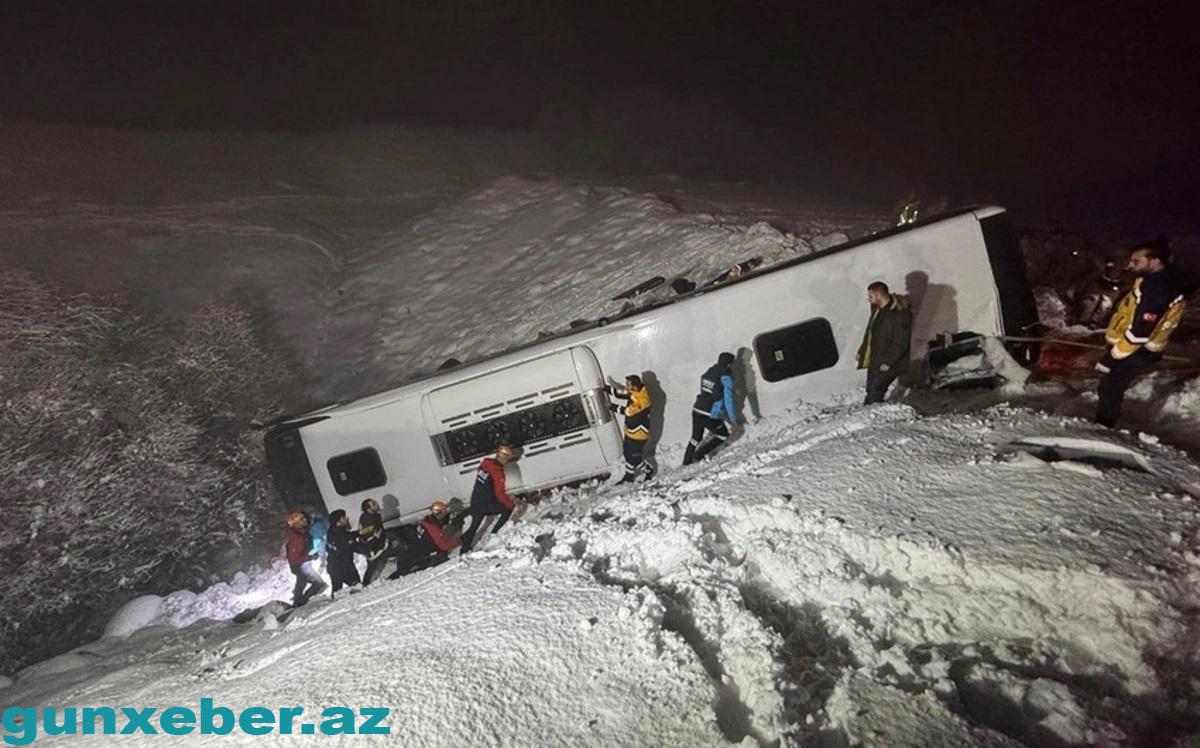 Türkiyədə avtobus aşıb: Dörd ölü, 32 yaralı