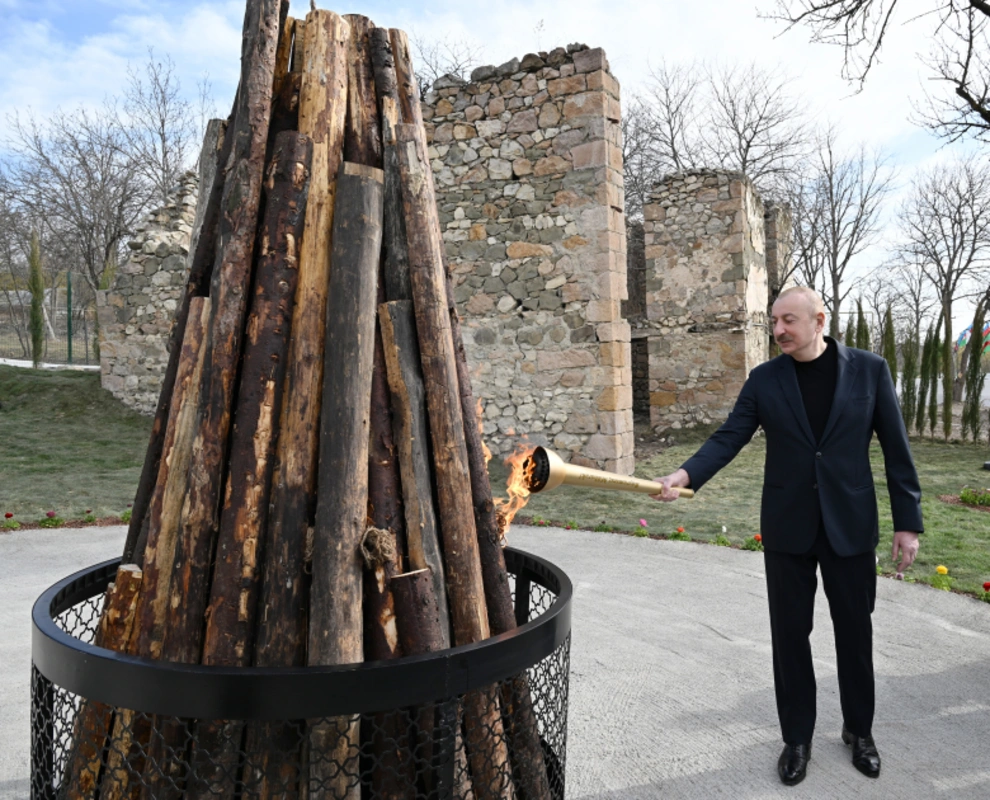 İlham Əliyev və Mehriban Əliyeva Ağdərənin Həsənriz kəndində Novruz tonqalını alovlandırıblar