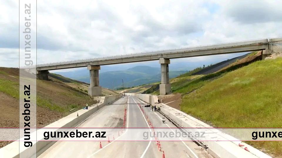 Prezident İlham Əliyev Bakı-Qəbələ avtomobil yolunun Muğanlı-İsmayıllı-Qəbələ hissəsində görülən işlərlə tanış olub.