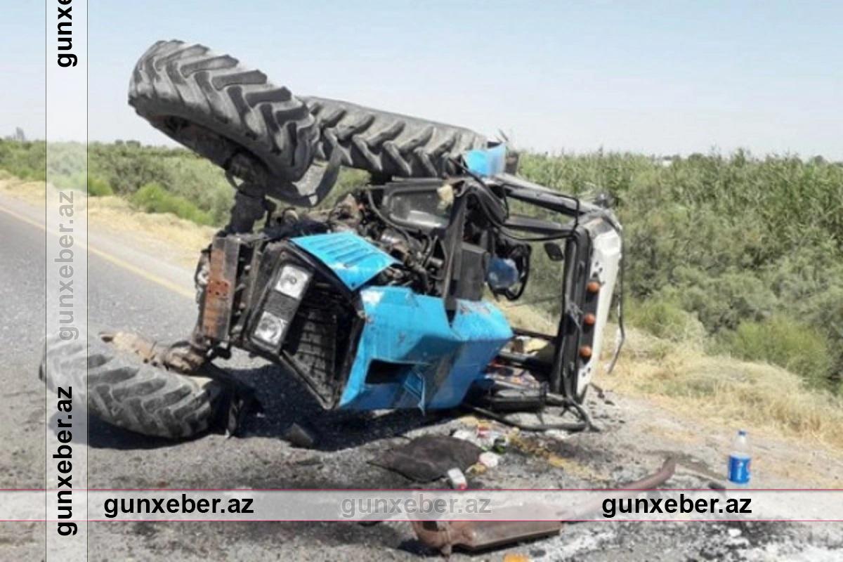 Yevlaxda traktor aşdı – Ölən və yaralanan var