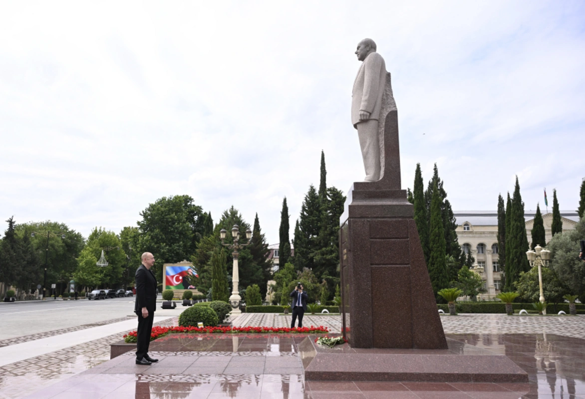 Prezident İlham Əliyev Yevlax şəhərində ümummilli lider Heydər Əliyevin abidəsini ziyarət edib