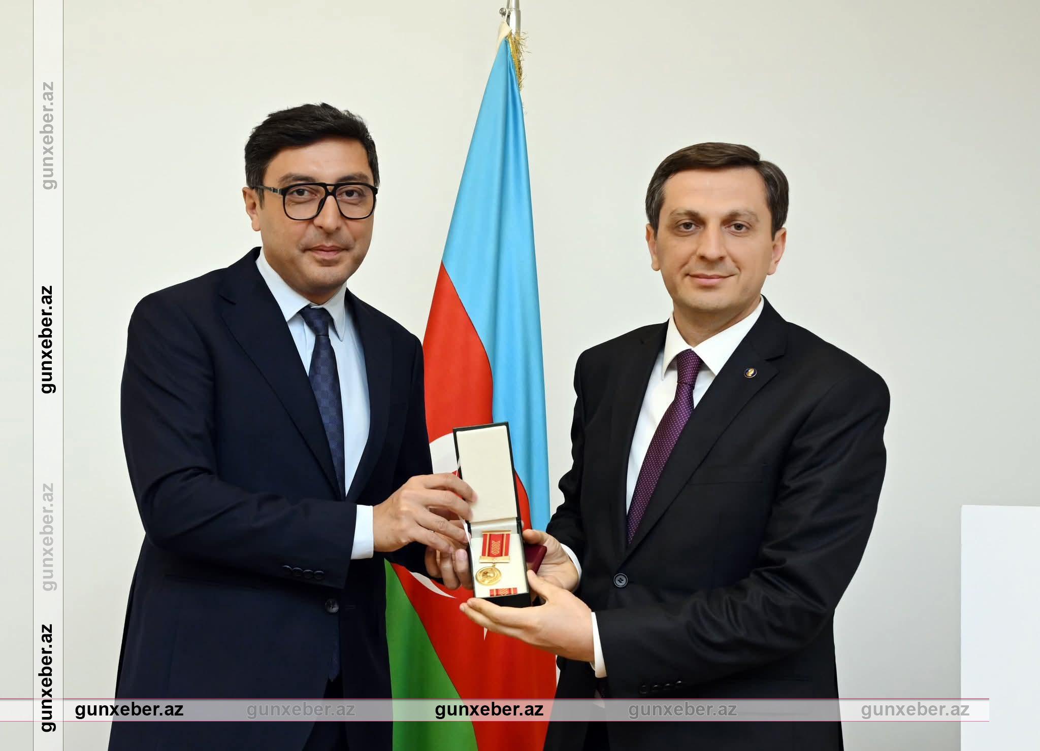 Dövlət qulluğunda fərqlənən əməkdaşlara medallar təqdim olundu