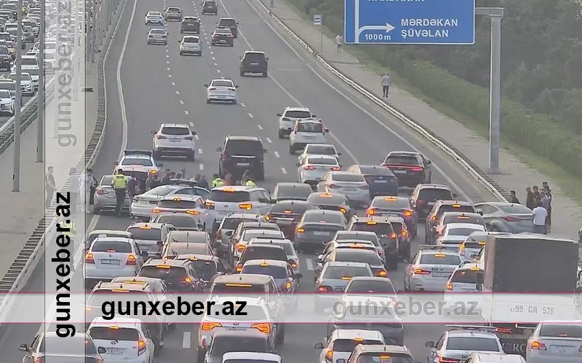 Buzovna-Mərdəkan yolunda avtomobilin piyadanı vurması tıxaca səbəb olub