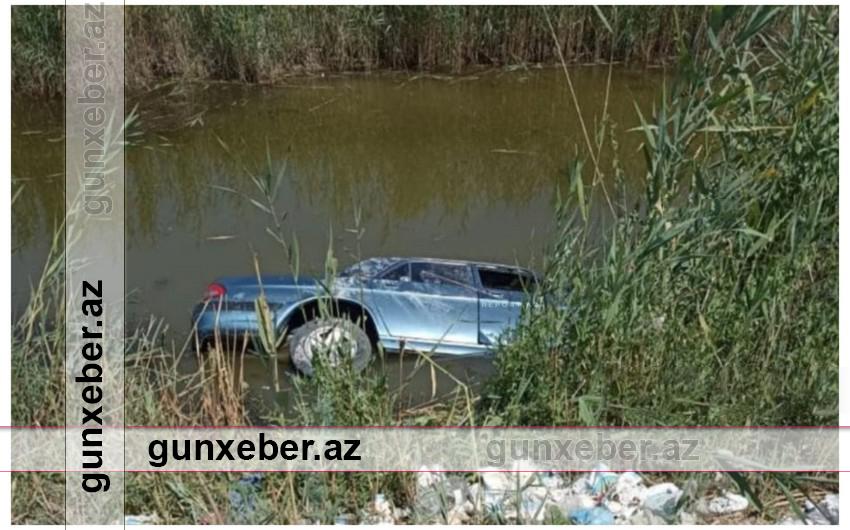 Salyanda avtomobilin su kanalına aşması nəticəsində üç nəfər ölüb.