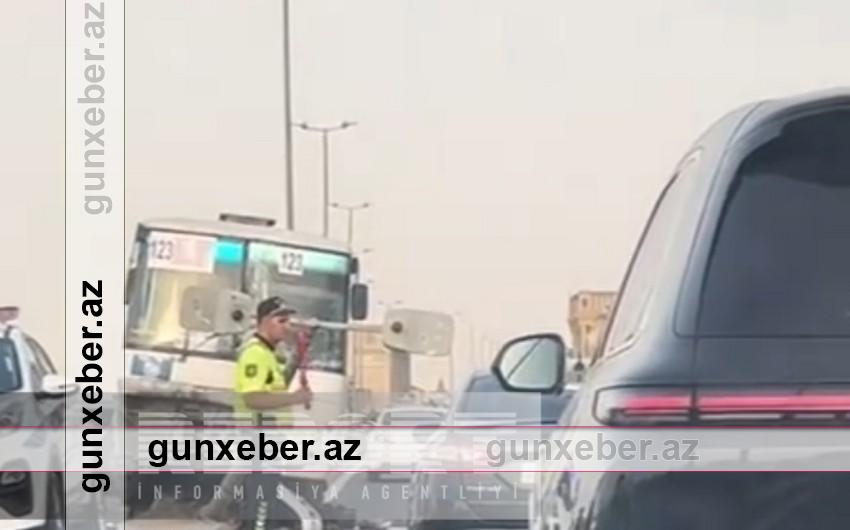 Sumqayıtda sərnişin avtobusu işıq dirəyinə çırpılıb, yaralananlar var