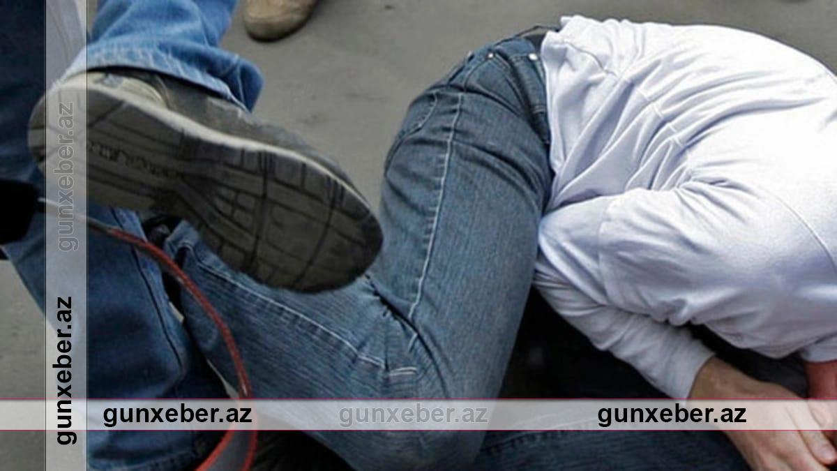 Bakıda kişi iki arvadı ilə birləşib qonşusunu döydü