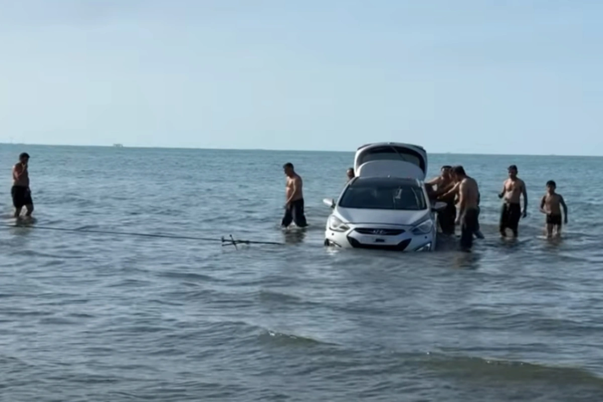 Sumqayıtda dəniz sahilində TƏHLÜKƏLİ ANLAR: Arvadına maşın verdi, polis hər ikisini saxladı