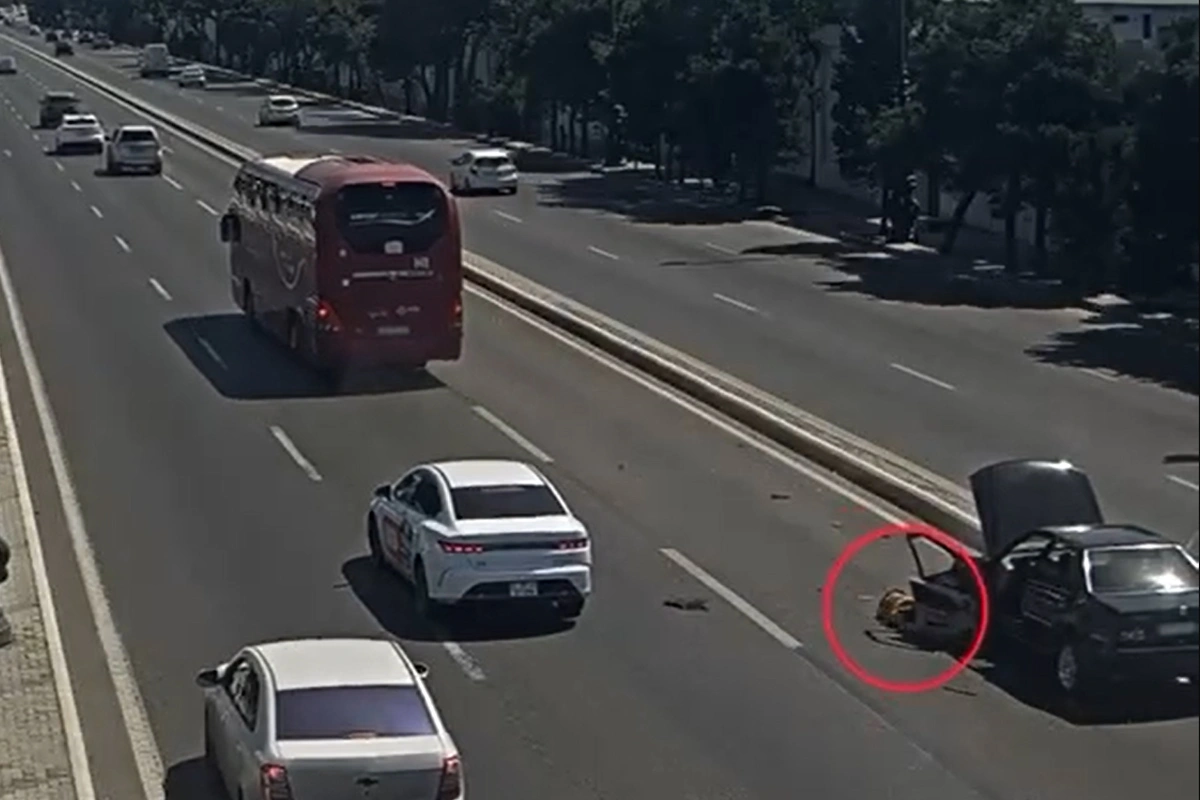 Avtobus nasaz avtomobilin sürücüsünü vurdu: Bakıda dəhşətli qəzanın ANBAAN VİDEOSU