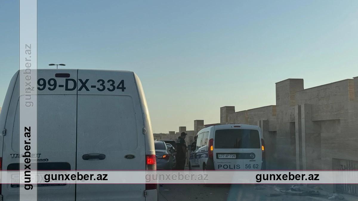 Bakıda ağır qəza: “Toyota Camry” yol kənarındakı beton hasara çırpılıb