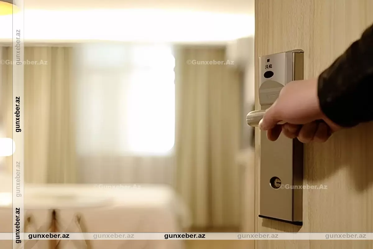 Bakıda qadın hoteldə öldürüldü: Oğlu şübhəli bilinir
