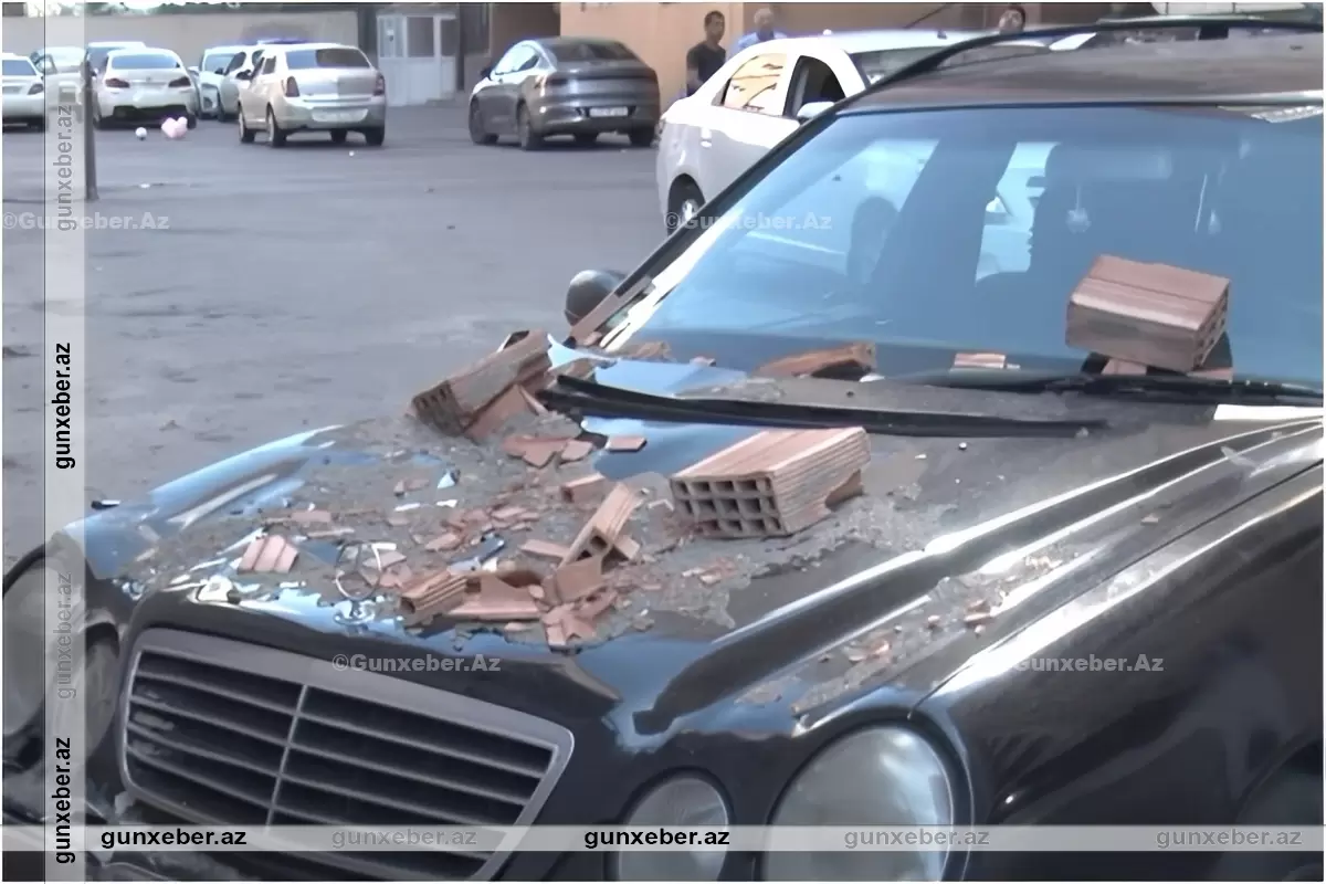 Abşeronda yeni tikilidən avtomobilin üzərinə kərpiclər düşdü