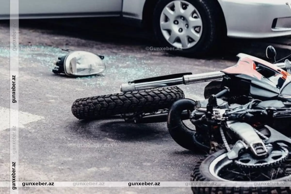Bakıda avtomobil motosikletlə toqquşub: Ölən var