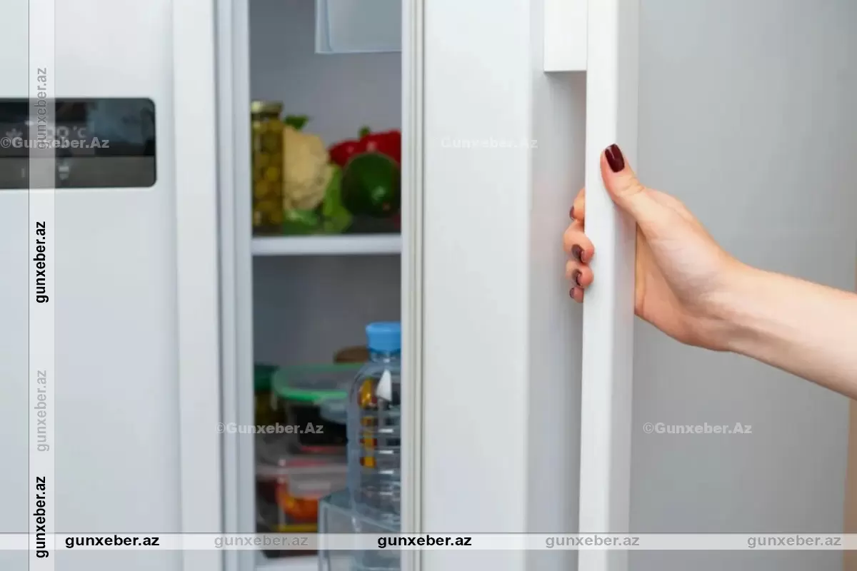 Soyuducudan ərzaq götürmək istəyən qadını cərəyan vurub öldürdü