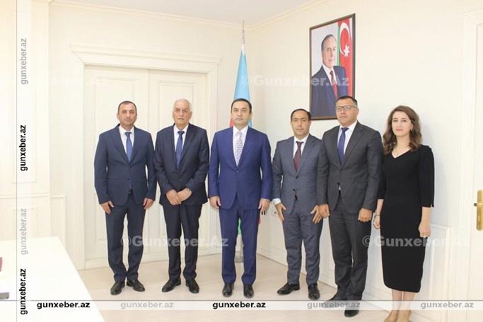 RİH başçısı Nahid Bağırov əməkdar müəllim Qalib Bəşirovu 70 illik yubileyi münasibətilə təbrik edib.