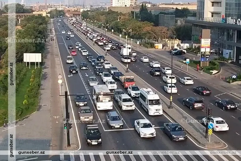 Bakıda bir sıra yollarda nəqliyyatın hərəkətində sıxlıq yaranıb