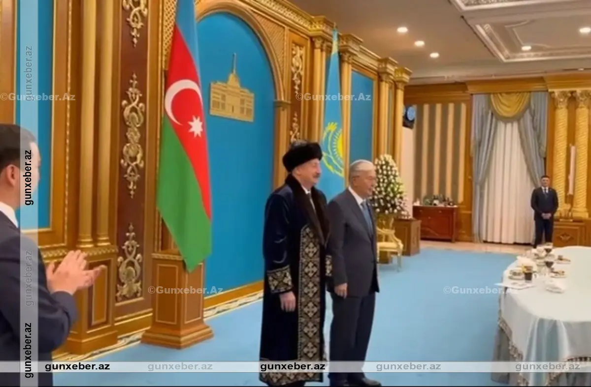 Kasım-Jomart Tokayev İlham Əliyevə Qazaxıstanın milli geyimini hədiyyə edib