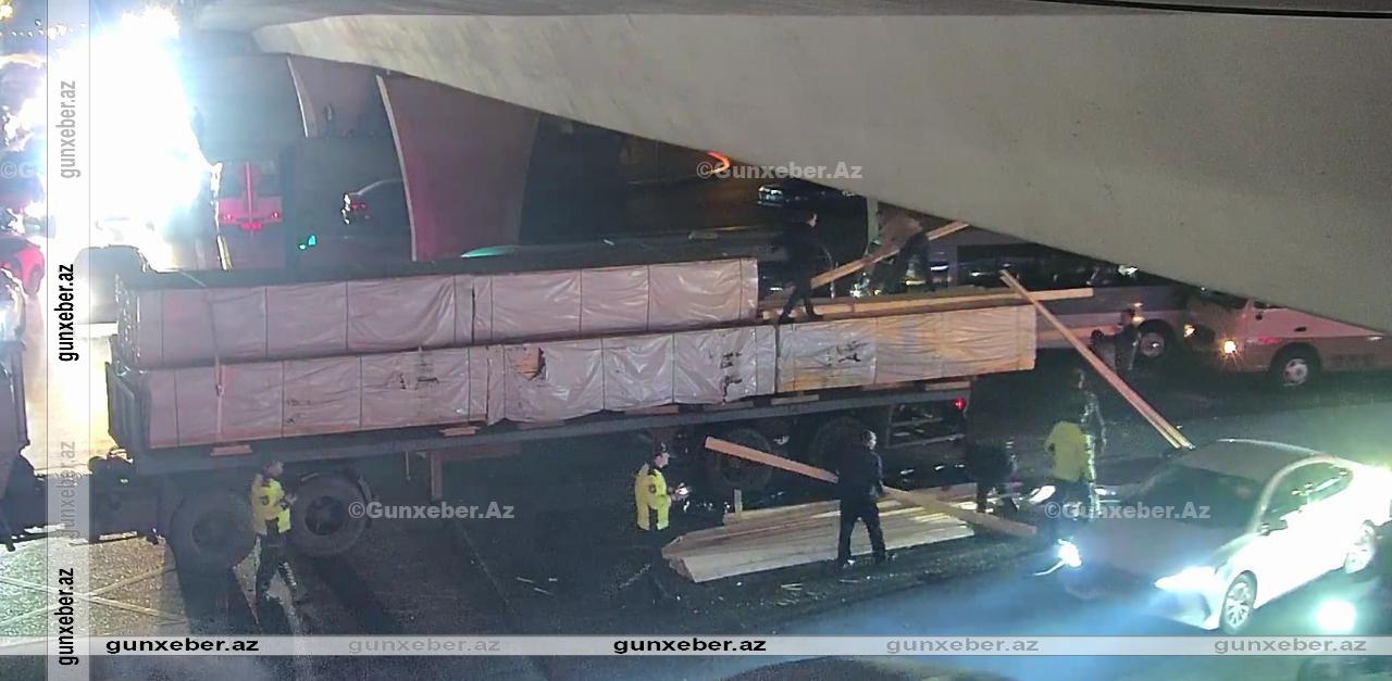 Bakıda avtomobilin yükünün yola dağılması tıxac yaradıb
