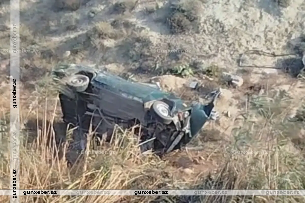 Sumqayıtda avtomobil dərəyə aşıb