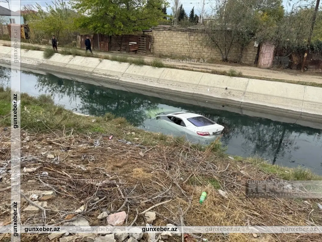 Sumqayıtda avtomobil kanala düşüb: Xəsarət alanlar var