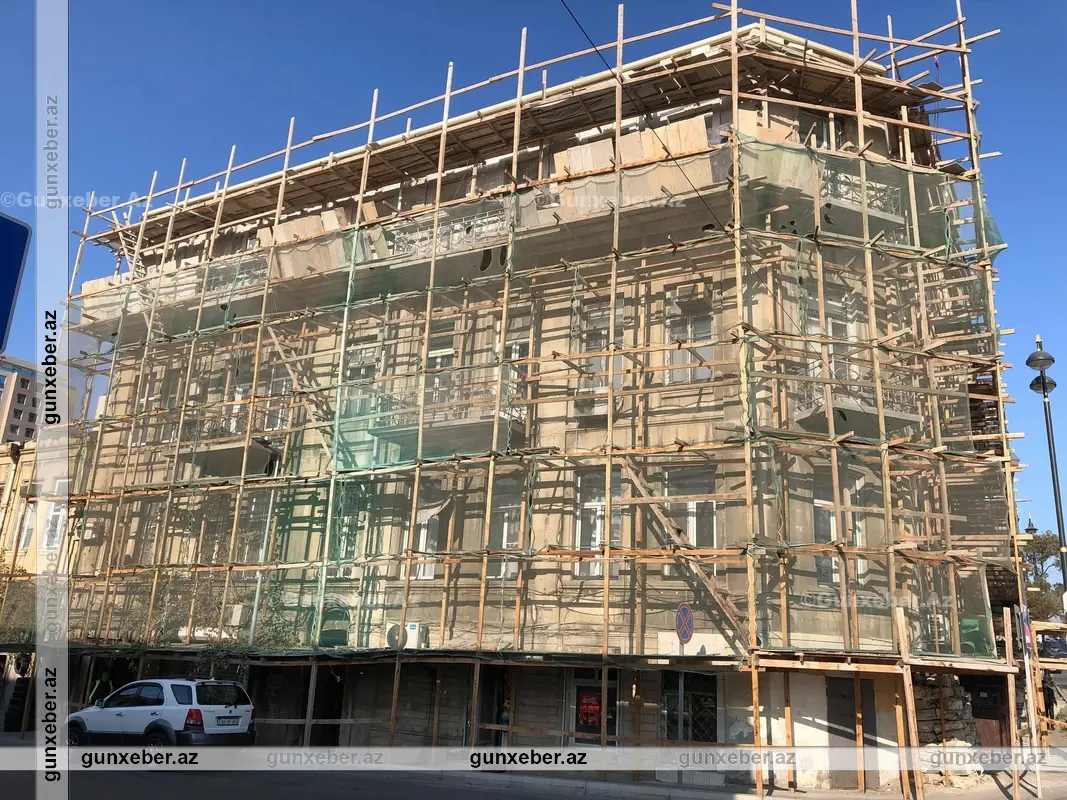 Memarlıq abidəsinə ziyan dəydi, yağış mənzillərə doldu