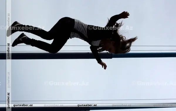 Sumqayıt şəhərində 19 yaşlı qız binadan yıxılıb