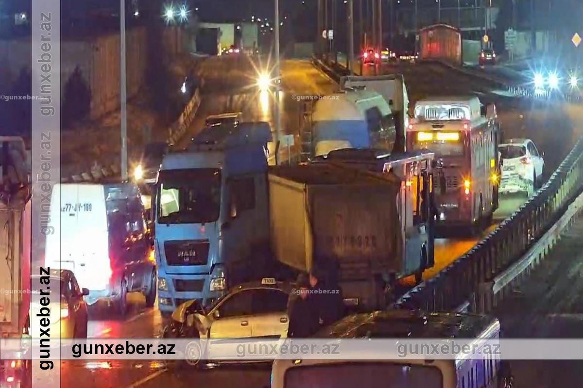 Yasamalda qəza baş verib, nəqliyyatın hərəkətində çətinlik yaranıb – FOTO