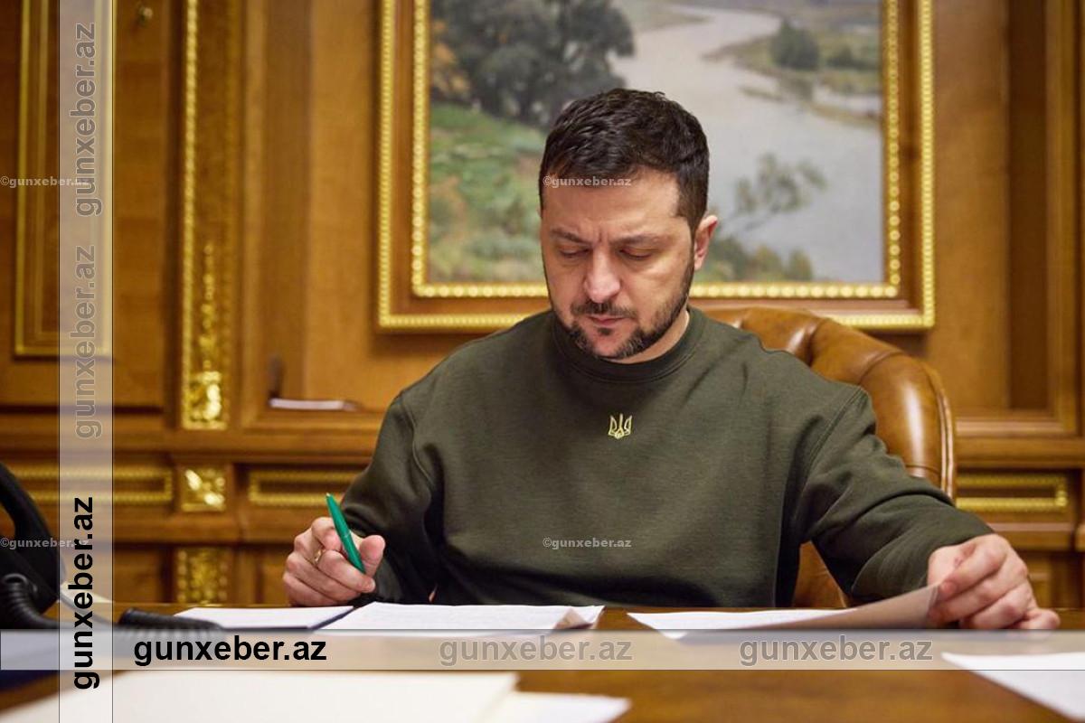 Zelenski Ukraynada hərbi vəziyyətin uzadılması barədə qanunu imzalayıb