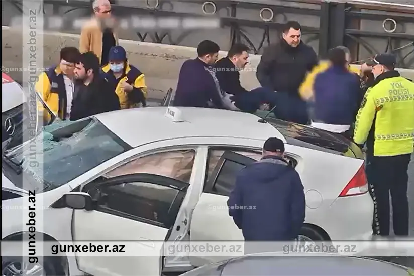 Bakıda taksi körpünün üzərində olan beton arakəsməyə çırpılıb, xəsarət alanlar var