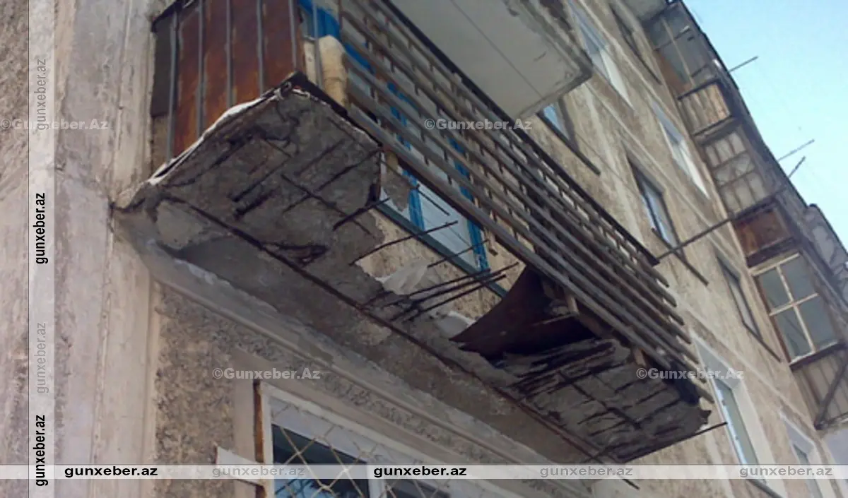 Bakıda binanın eyvanı uçub