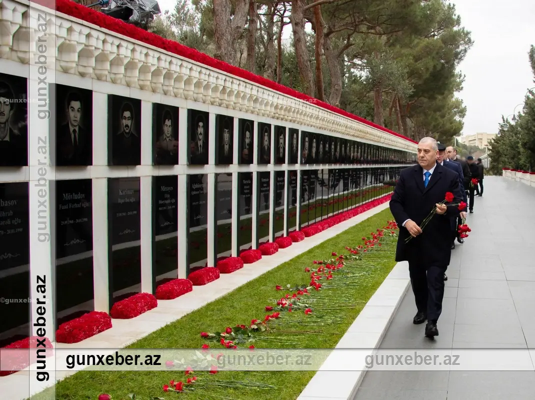 DTX əməkdaşları Şəhidlər xiyabanını ziyarət ediblər