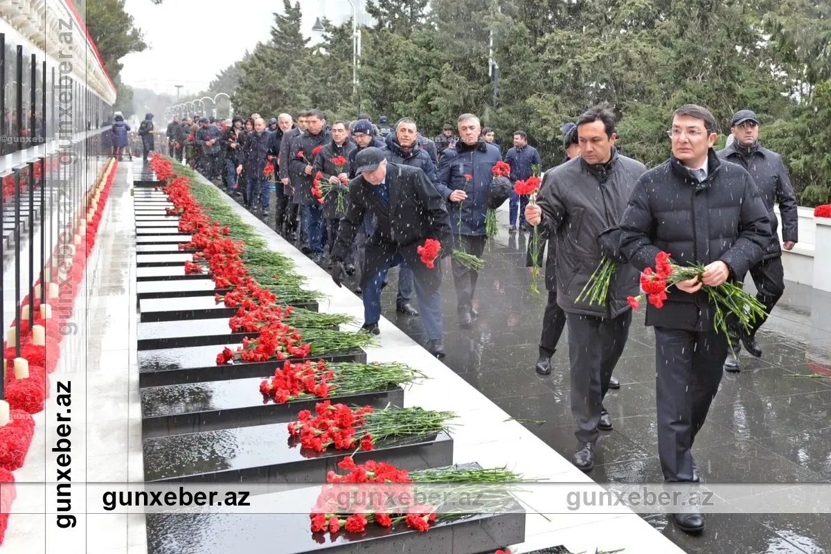 İqtisadiyyat Nazirliyinin kollektivi Şəhidlər xiyabanını ziyarət edib