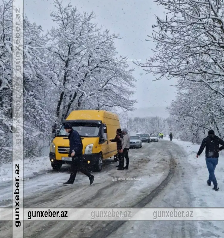 Sürücülərin NƏZƏRİNƏ: Ağsu aşırımında nəqliyyatın hərəkətində çətinliklər yaranıb