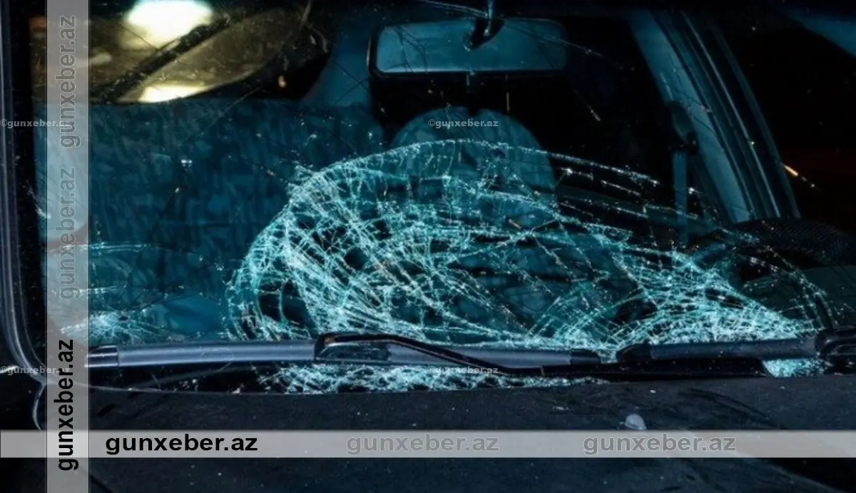 Şəmkirdə minik avtomobili ağaca çırpılıb, ölən və xəsarət alan var