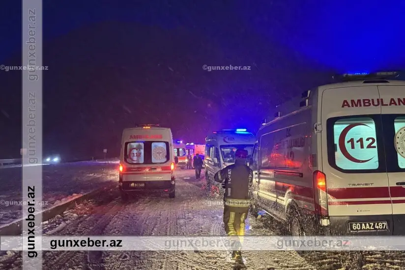 Türkiyədə sərnişin avtobusu TIR-a çırpılıb, 13 nəfər yaralanıb
