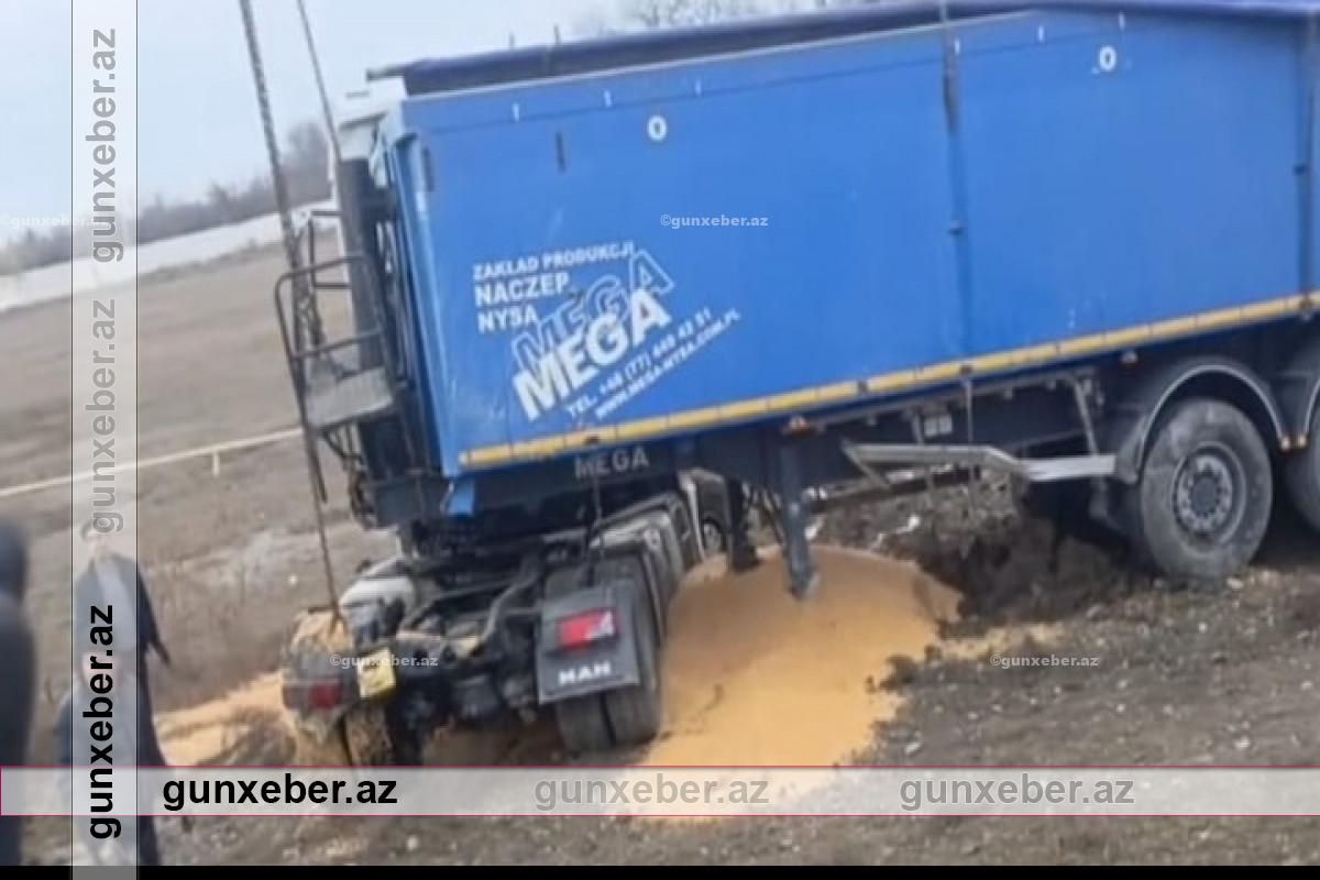 Ucarda yük maşını ilə minik maşını toqquşub, yaralılar var 