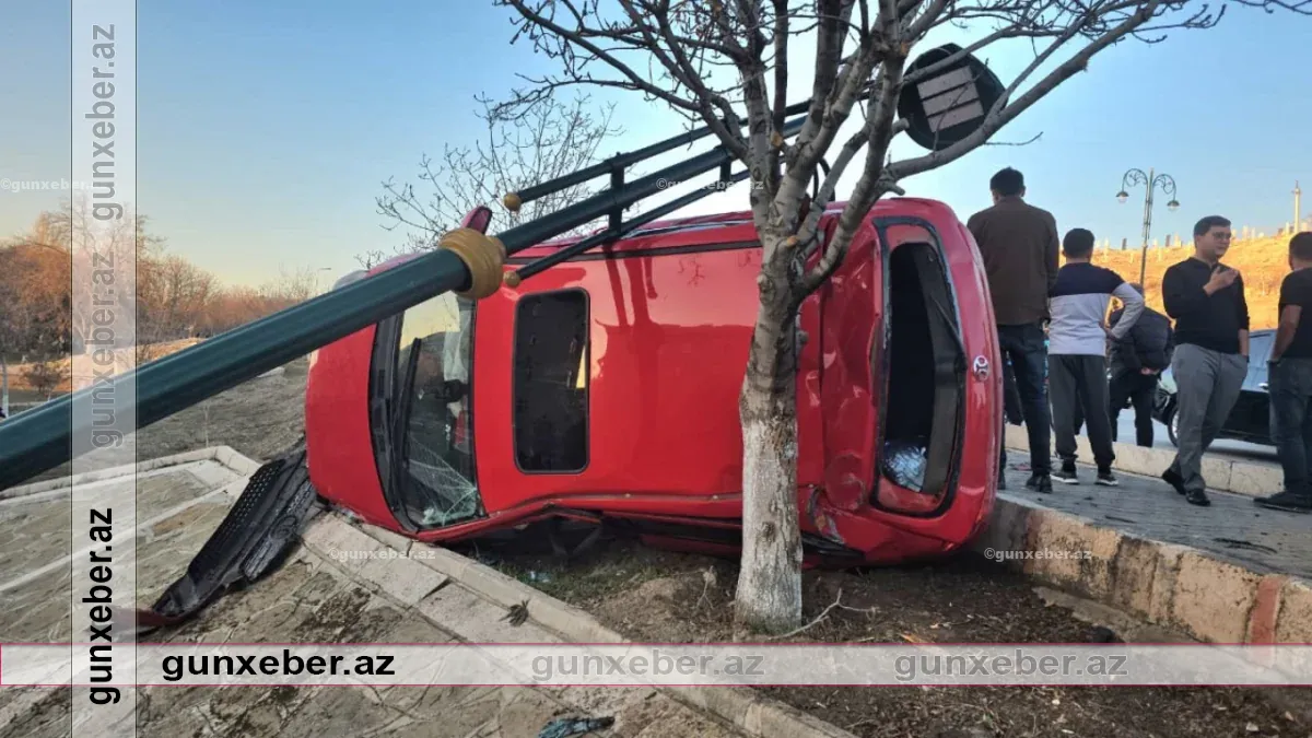 Naxçıvanda avtomobil işıq dirəyinə çırpıldı: Xəsarət alanlar var