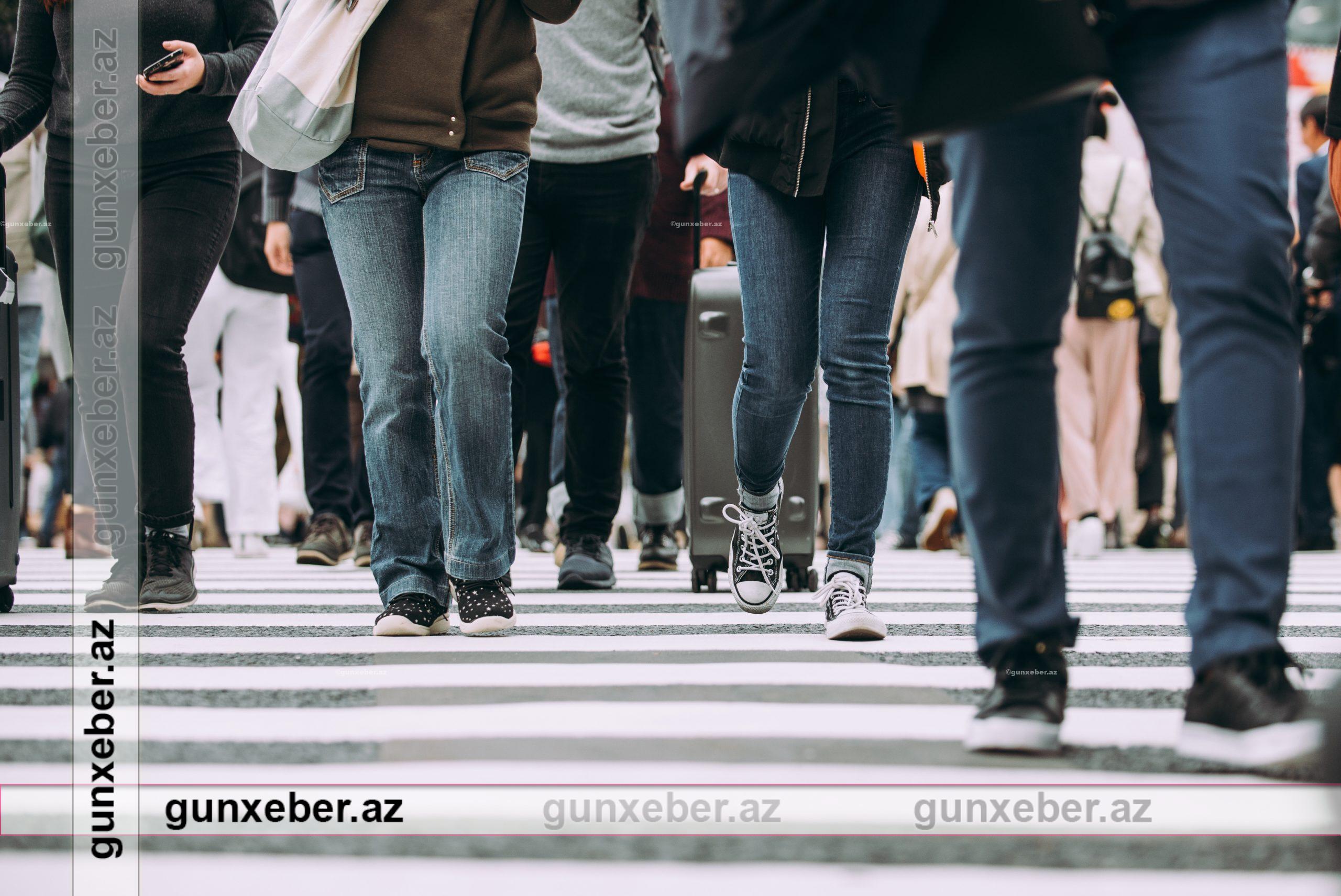 Bakıda absurd mənzərə: Piyada zolağı var, amma keçməyə yer yoxdur – VİDEO